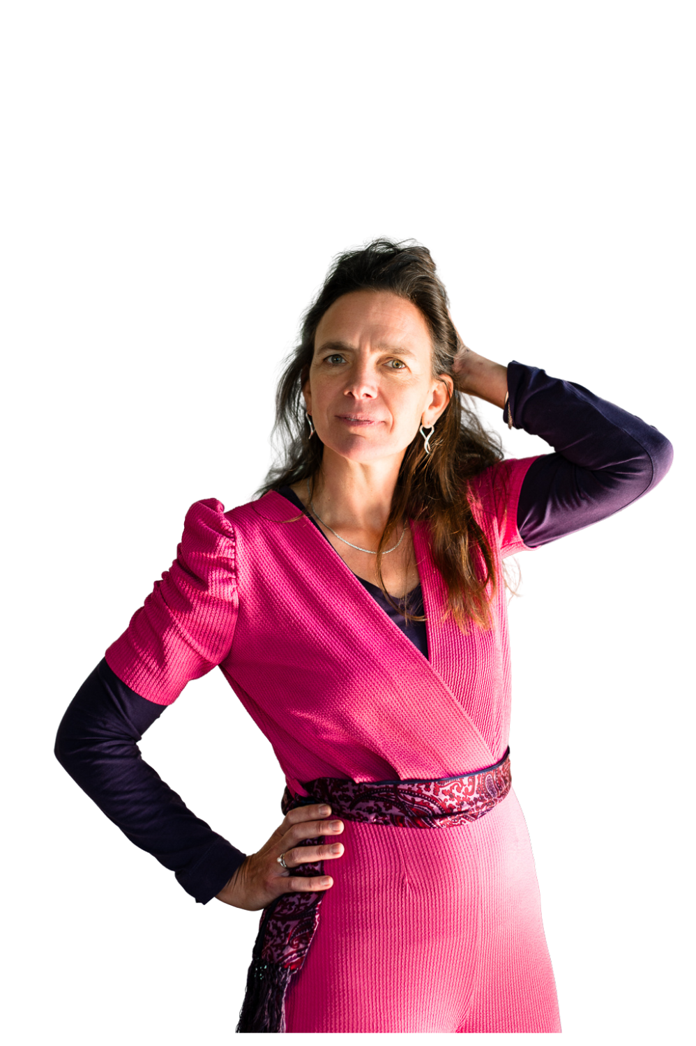Adri van Apeldoorn staand in roze outfit