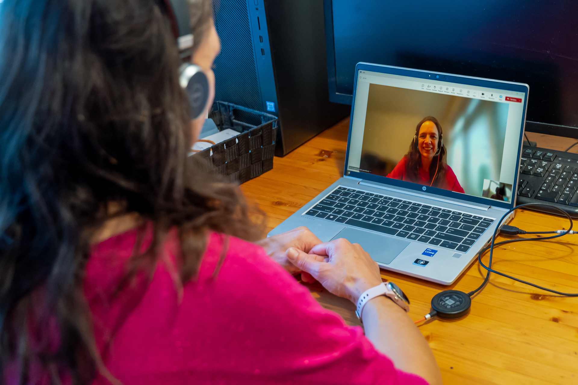 Adri achter de laptop tijdens een online oefensessie